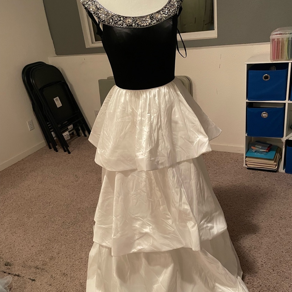 Black/white Sherri Hill size 6